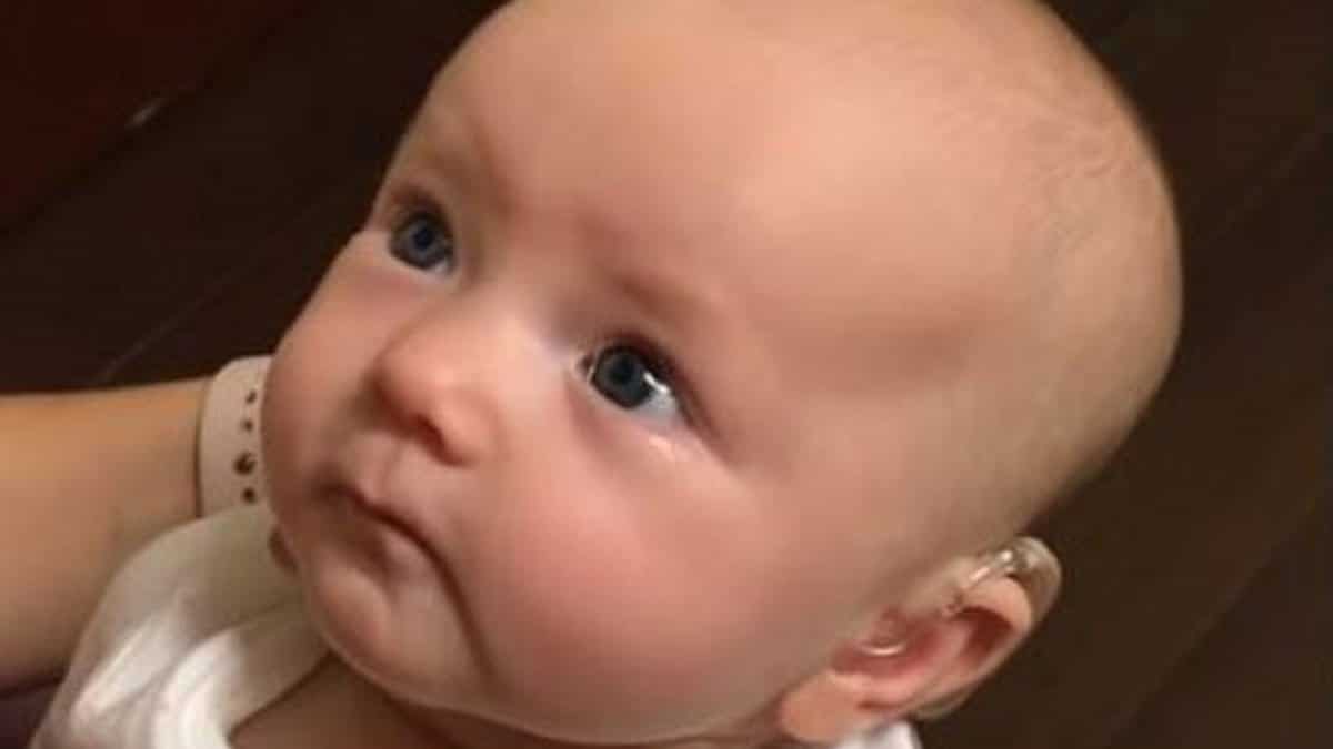 kisbaba VIDEÓ! A hallássérült baba először hallja meg édesanyja hangját. Szívmelengető reakció...