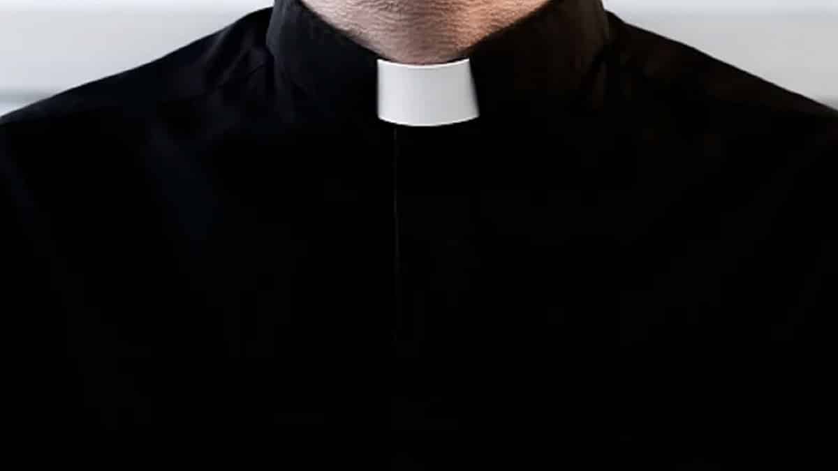 papok buli A papok egy férfi prostituáltat hívtak egy mulatságra. A rendőröknek és a mentőknek kellett közbeavatkozni