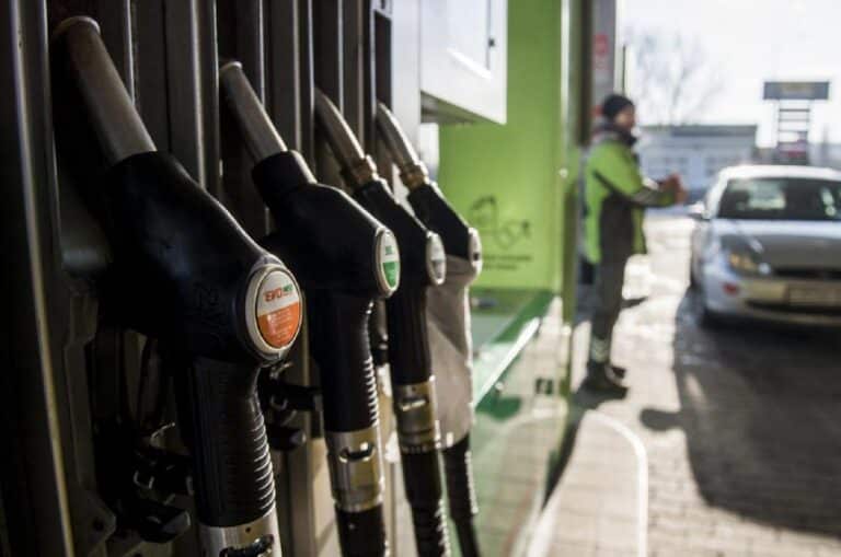 Ennyi lesz a benzin és a gázolaj ára a január 1-jei adóemelés után Magyarországon