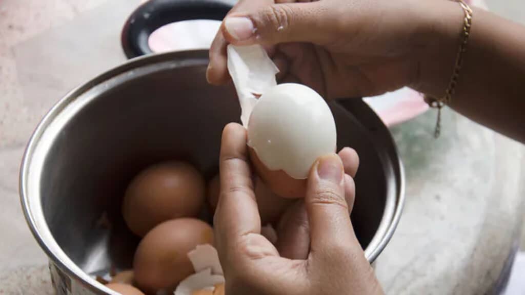 fott tojas Csak pár cseppet kell hozzáadni a főtt tojáshoz. A héja szinte azonnal leválik!