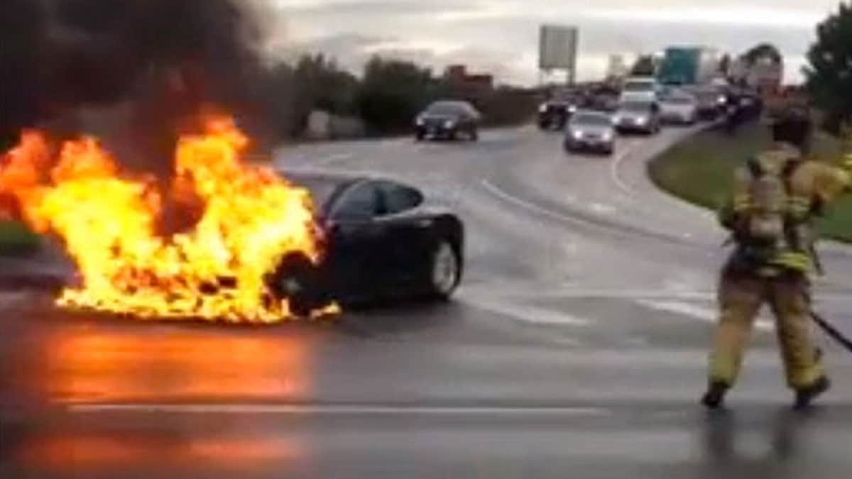 Nem nyílt a TESLA ajtaja! Két gyerek benn égett az autóban...