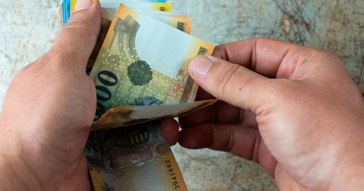 Közel félmillió forint lett az átlagkereset Magyarországon