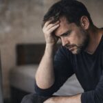 belső feszültséget átélő ember