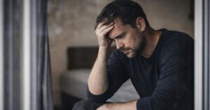 belső feszültséget átélő ember