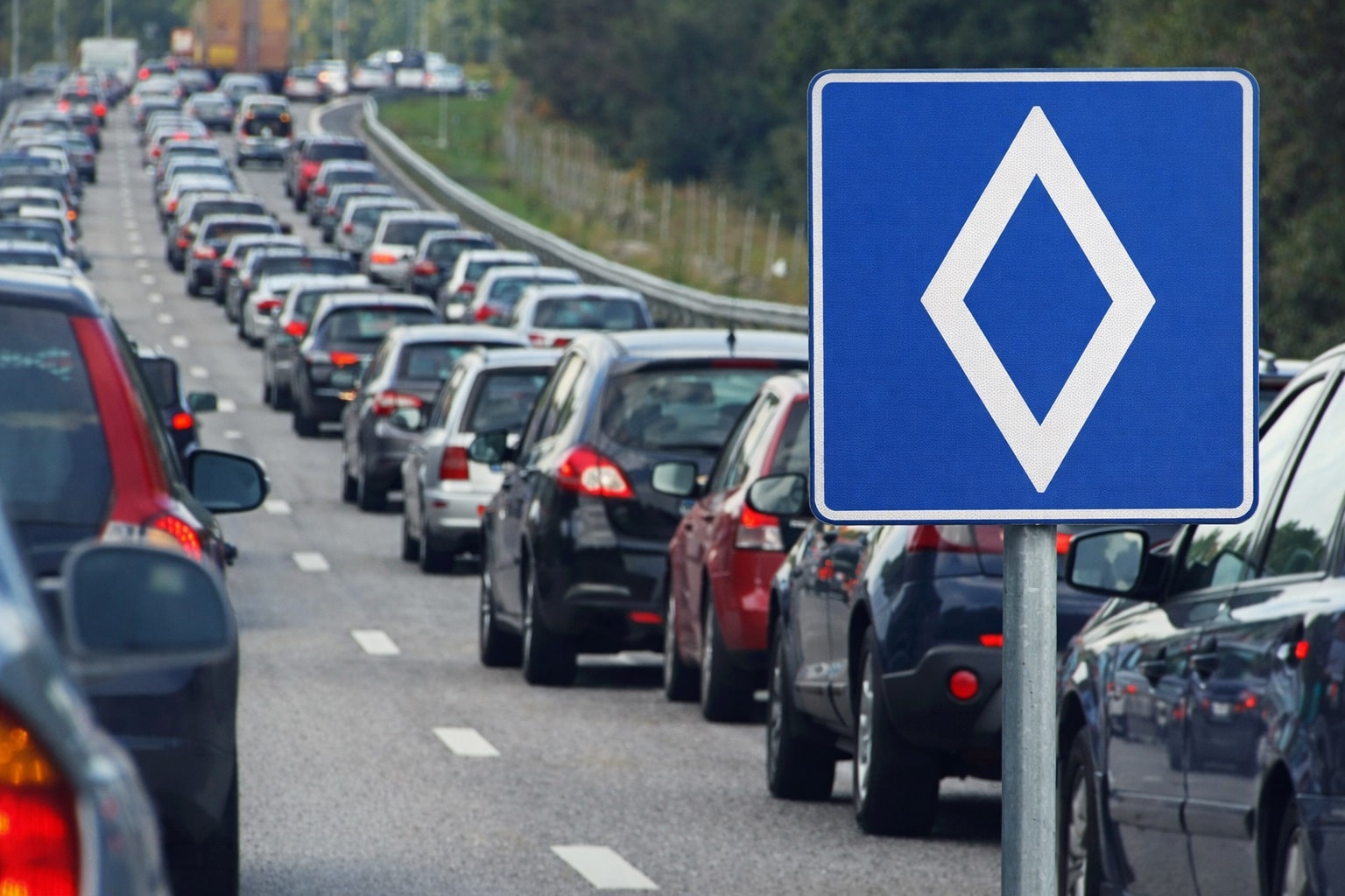 Új közlekedési tábla terjed Európában