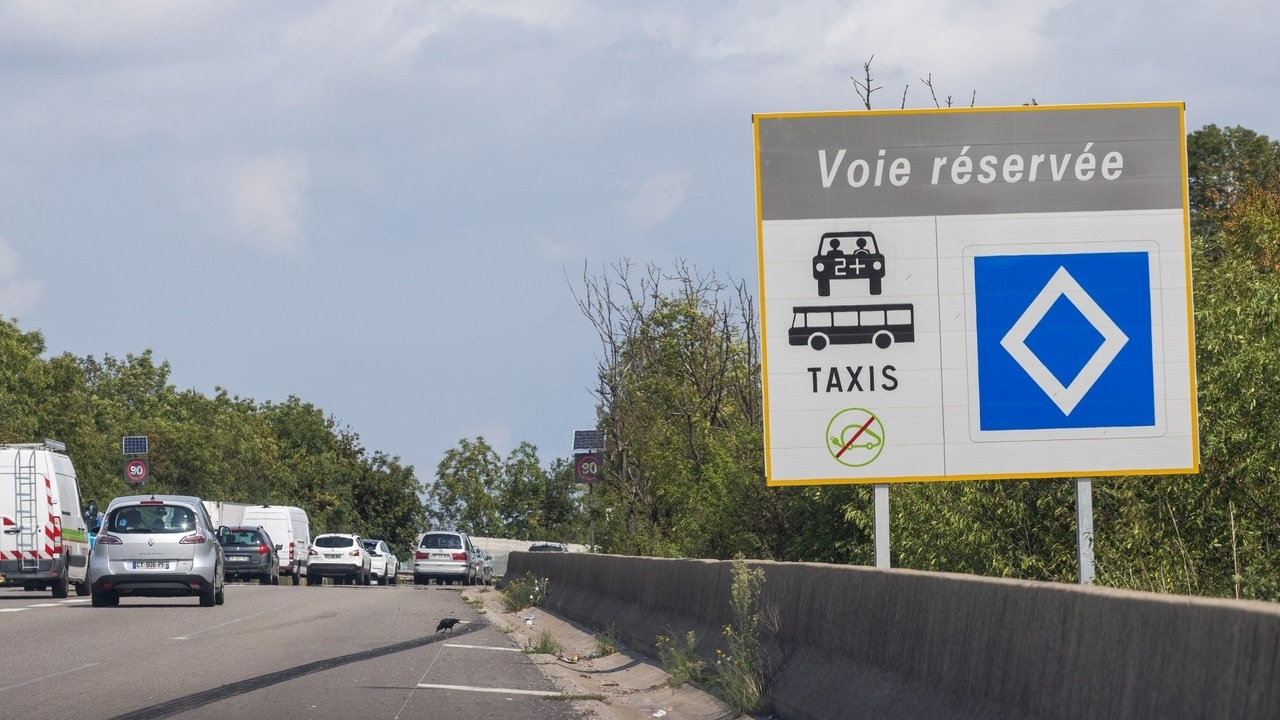 kék alapon fehér rombusz