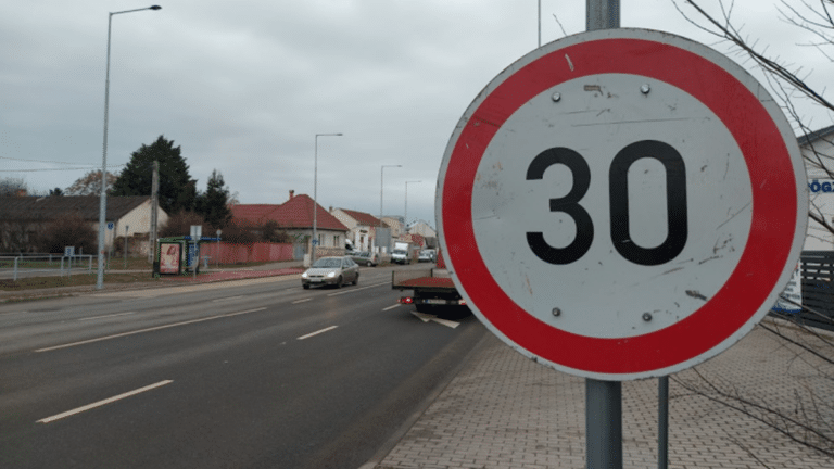 Új 30-as tábla, brutális bírság: rengeteg autósnak fájhat