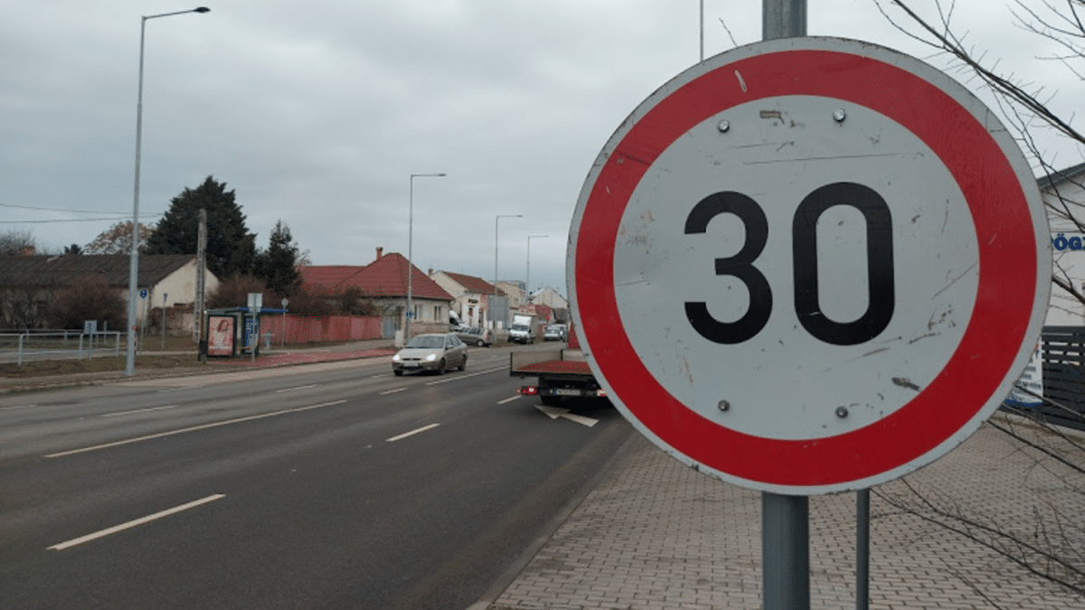 Új 30-as tábla, brutális bírság: rengeteg autósnak fájhat