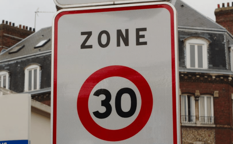 Új 30-as tábla, brutális bírság: rengeteg autósnak fájhat