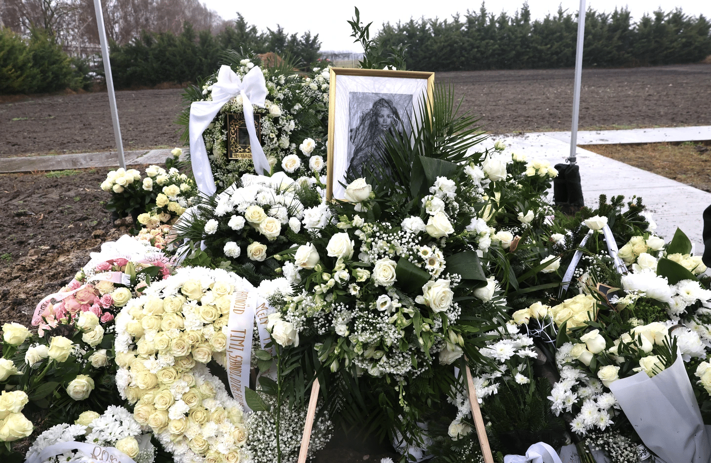 SZÍVSZORÍTÓ BÚCSÚ: Drámai pillanatok és megható jelenetek Jákli Mónika temetésén