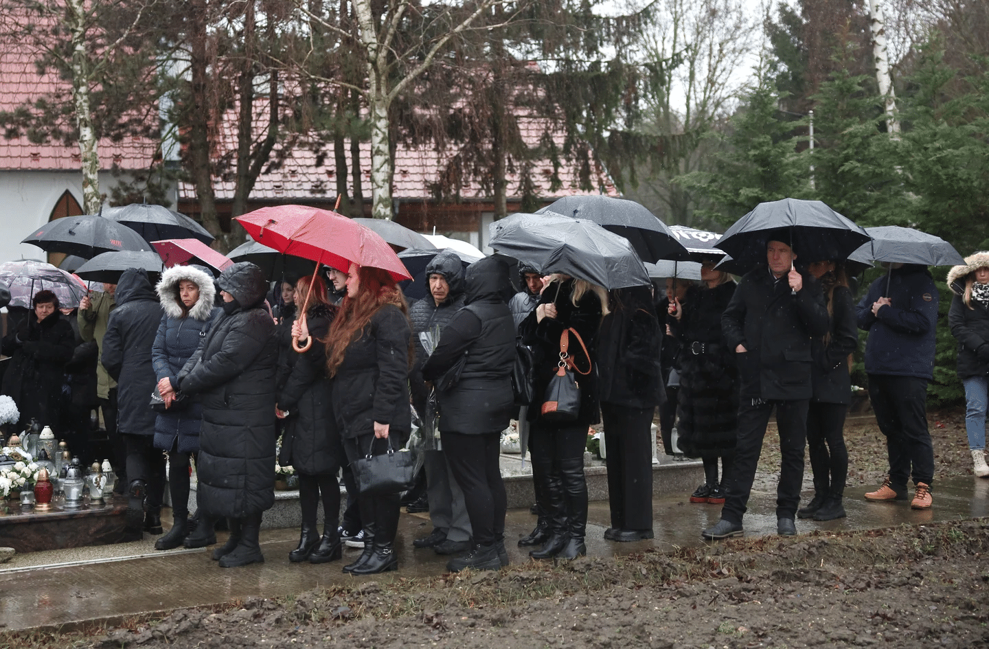SZÍVSZORÍTÓ BÚCSÚ: Drámai pillanatok és megható jelenetek Jákli Mónika temetésén