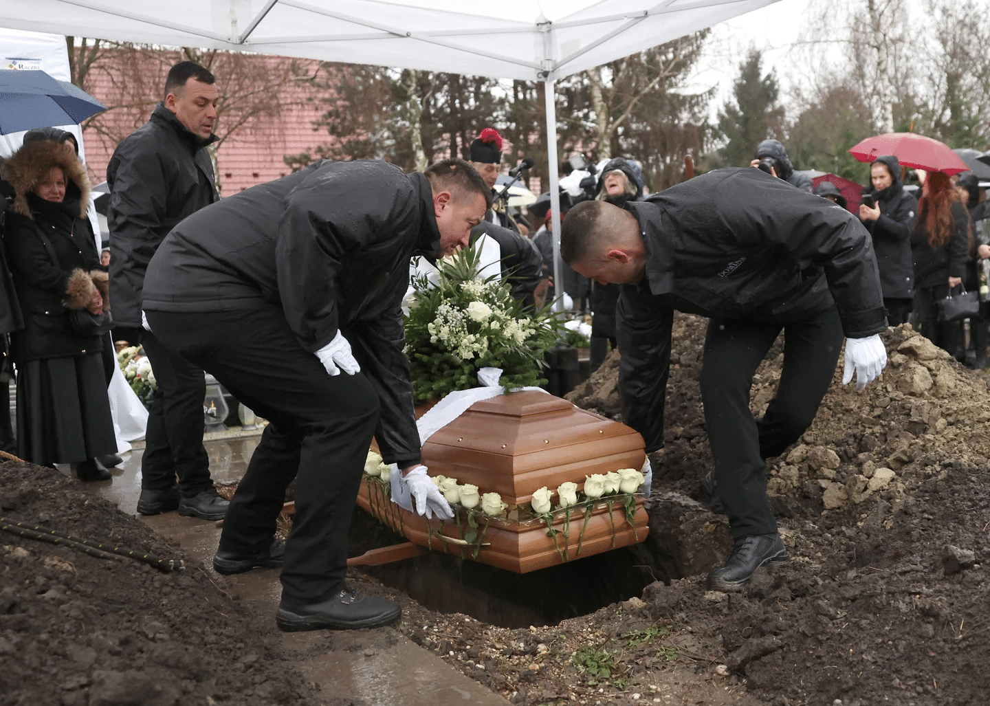 SZÍVSZORÍTÓ BÚCSÚ: Drámai pillanatok és megható jelenetek Jákli Mónika temetésén