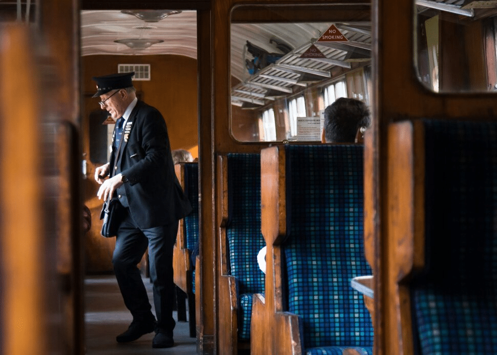 Brutális halál a vonaton: Kalauzt végeztek ki egy utas ütései