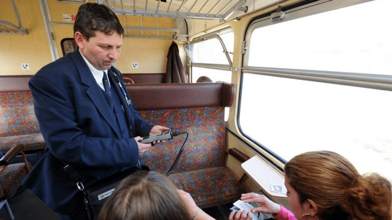 Brutális halál a vonaton: Kalauzt végeztek ki egy utas ütései