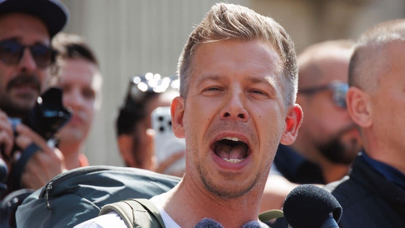 Felszólították a teljes kormányt a lemondásra