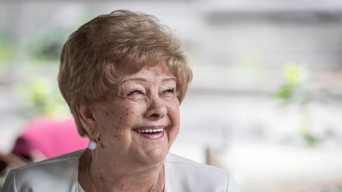 Sokk a nézőtéren: a 89 éves művésznőt le kellett kísérni a színpadról