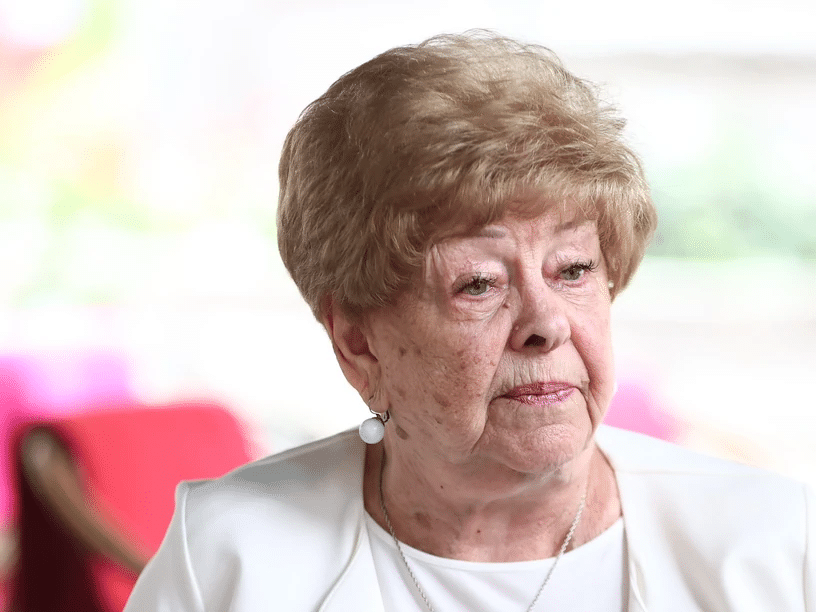 Sokk a nézőtéren: a 89 éves művésznőt le kellett kísérni a színpadról