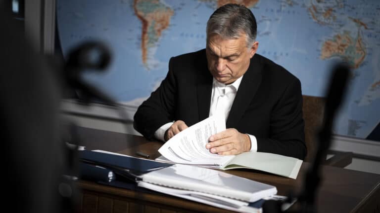 Orbán Viktor aláírta