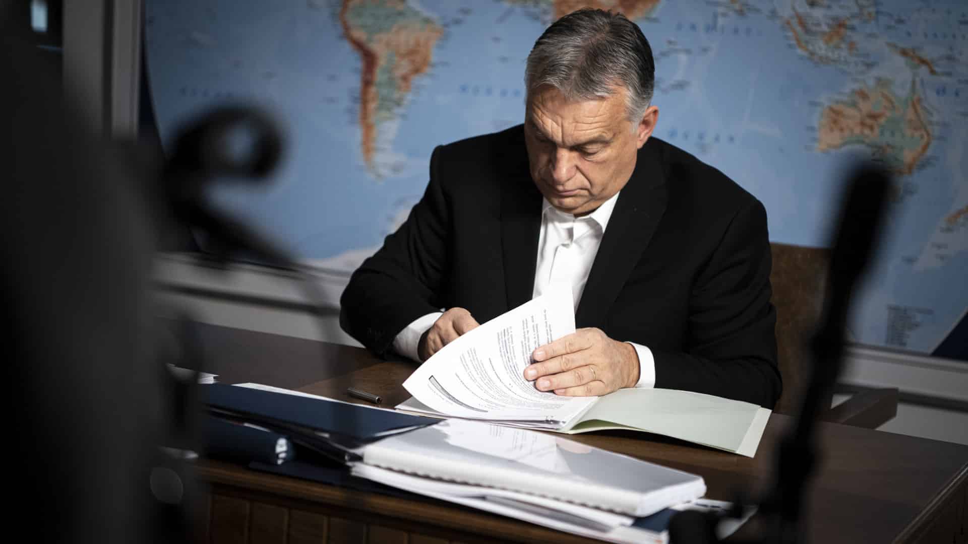 Orbán Viktor aláírta