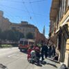 Autó hajtott a gyalogosok közé Modena belvárosában