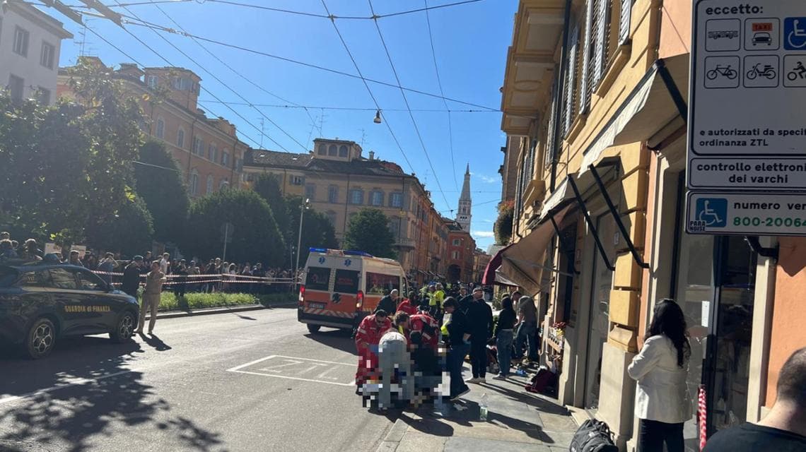 Autó hajtott a gyalogosok közé Modena belvárosában